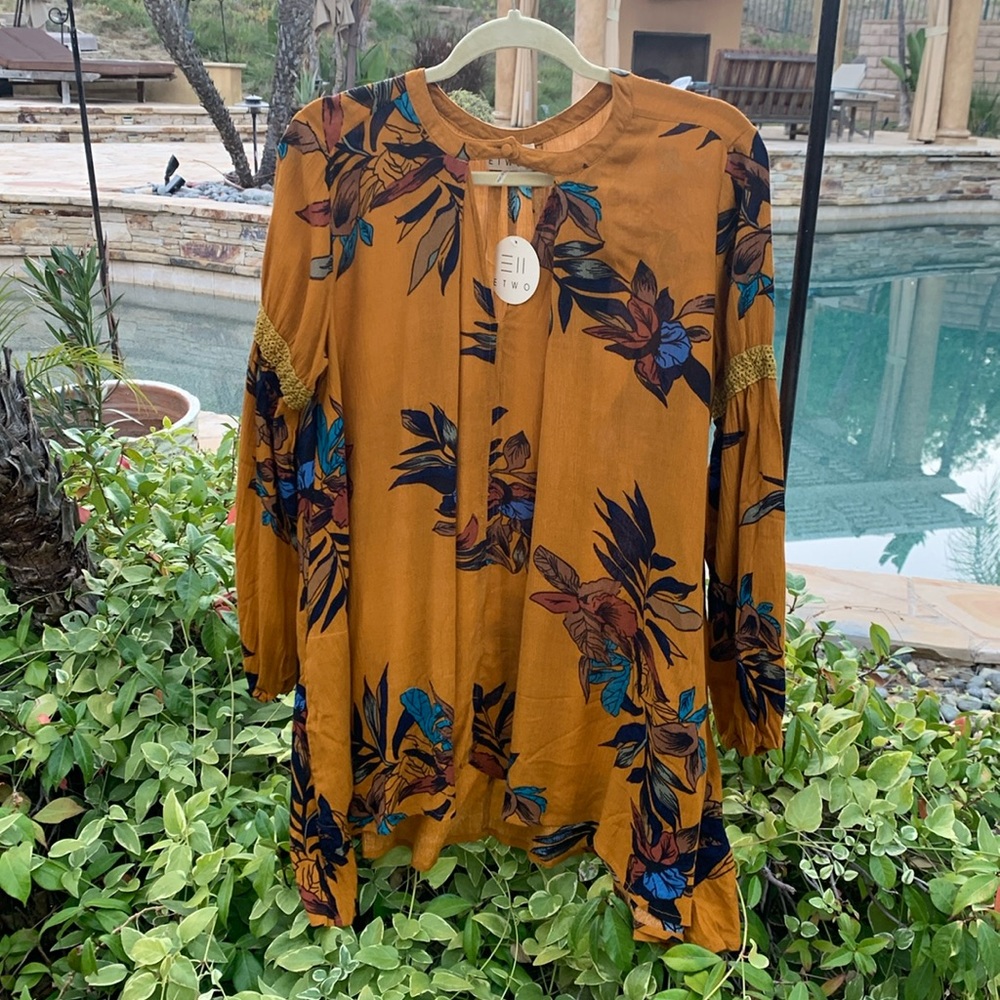 Tunic with detailed crochet on sleeves